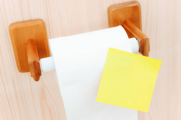 Porte papier toilette en plastique ou en bois ?