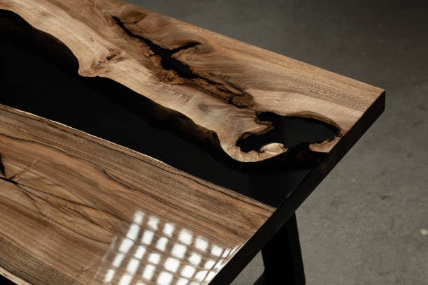 Les avantages de la résine époxy pour les tables : un matériau résistant et design