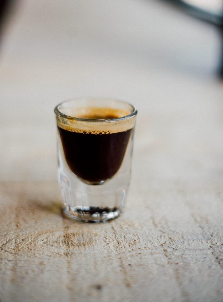 Les avantages du verre à shot : un essentiel pour les soirées réussies