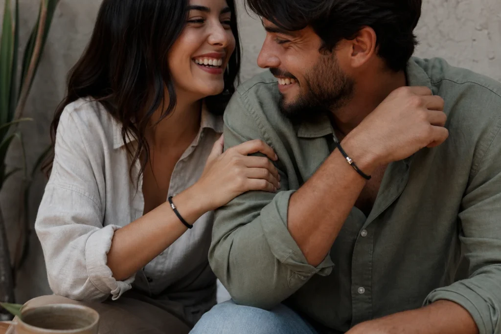 Comment porter un bracelet couple sans perdre son style personnel ?
